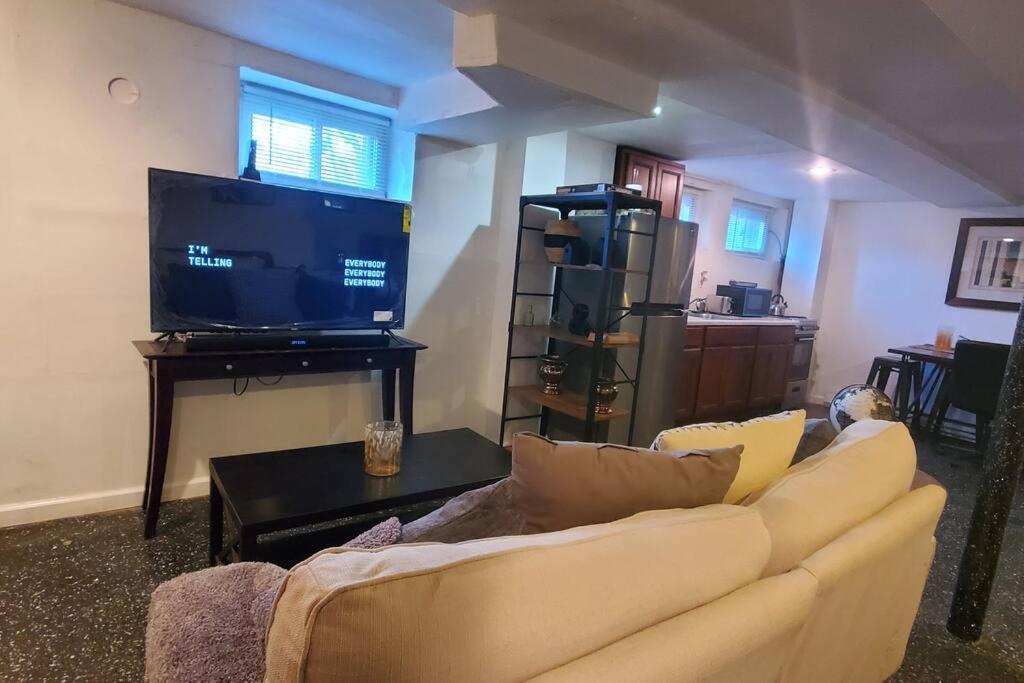 Cozy Studio; Lower Level Unit ニューヨーク エクステリア 写真